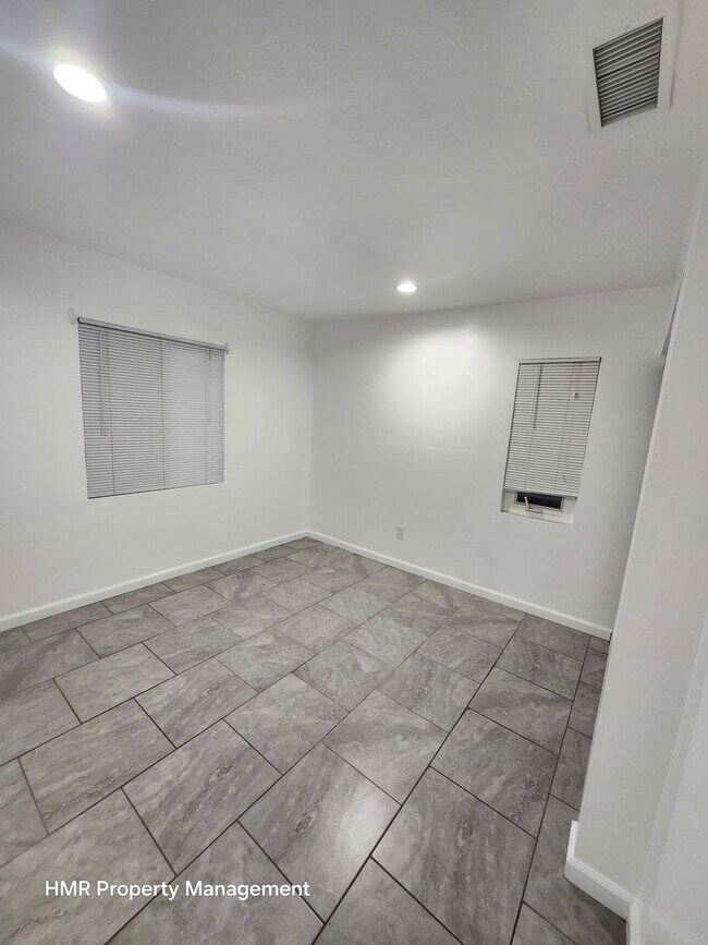 Building Photo - Beautiful remodel 3 bed 2 bath house