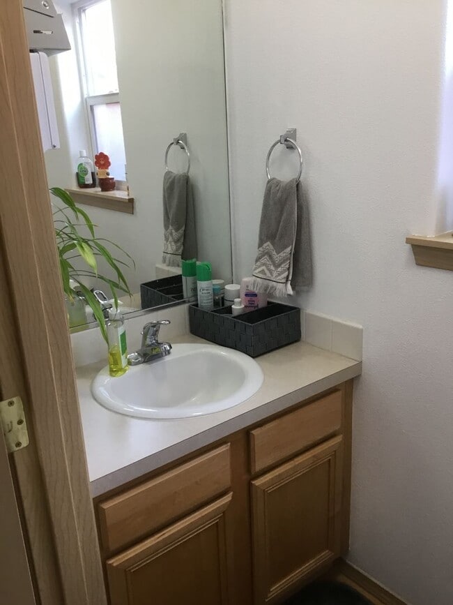 Building Photo - Modern  Conveniences