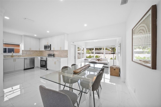 Building Photo - 1625 Hollywood Blvd