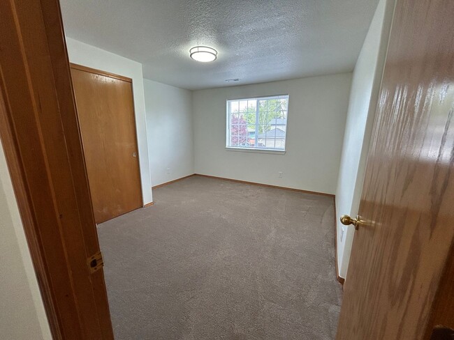 Building Photo - Newly Remodeled 4B/2.5Ba in East Vancouver!