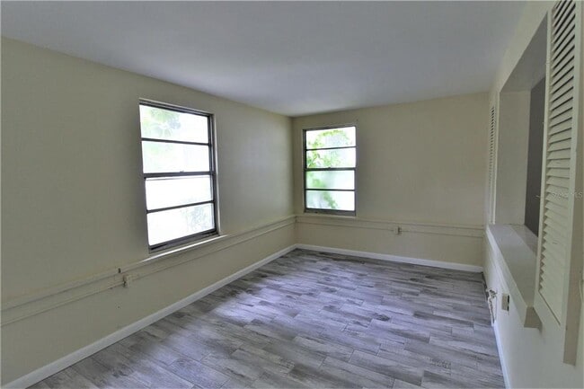 Building Photo - 1935 Edgewater Dr