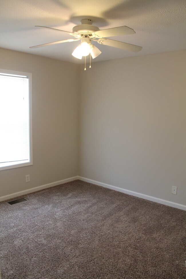 Building Photo - 940 Kingsbury Dr