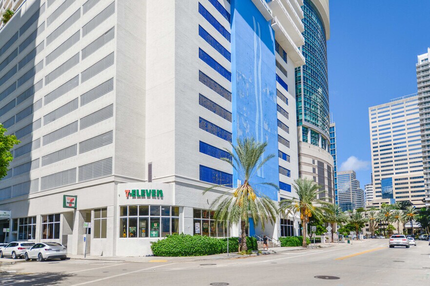 Building Photo - 1200 Brickell Bay Dr