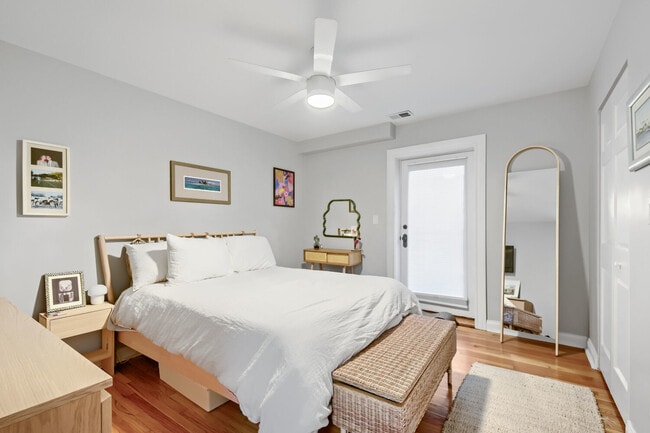 Building Photo - 512 W Barry Ave