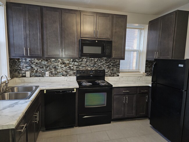 Kitchen - 4915 Northland Pl