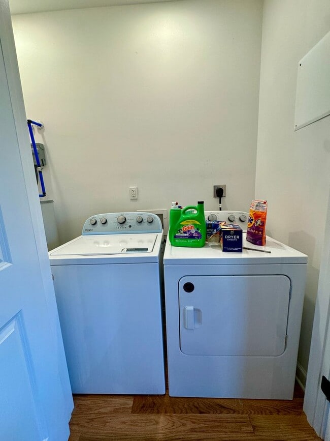 Building Photo - Rent Special: $250 Off First Month at 3BR/...