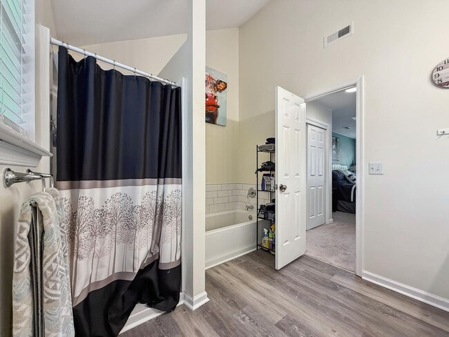 Building Photo - Spacious 4 BDRM 2.5 BA