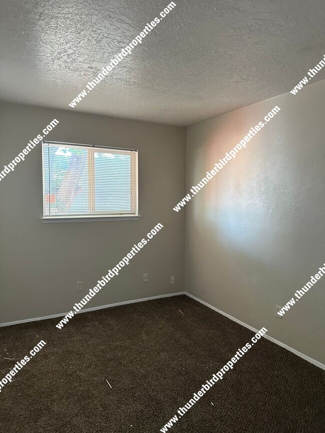 Building Photo - Great NE 3 bedroom- MOVE IN SPECIAL!! $250...