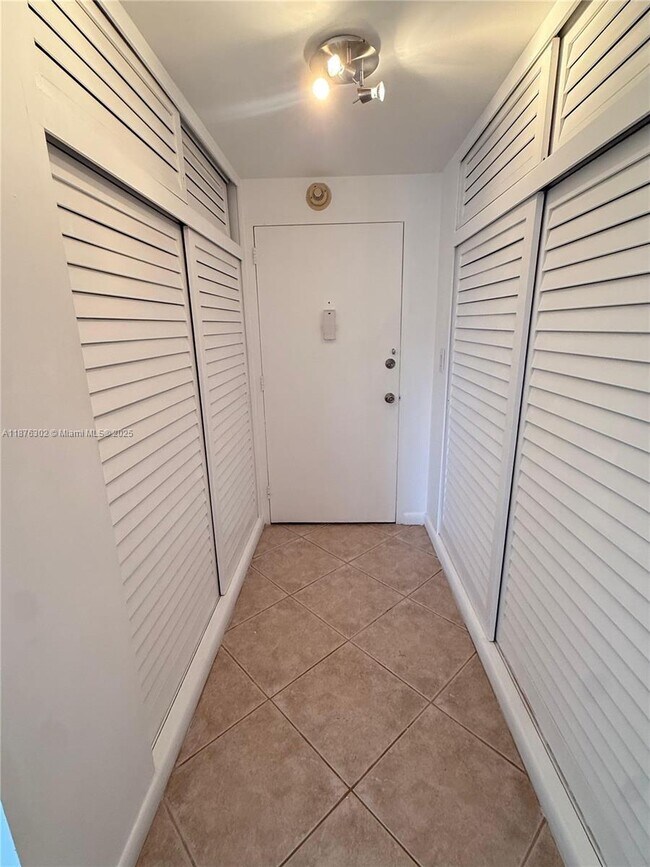 Building Photo - 1408 Brickell Bay Dr