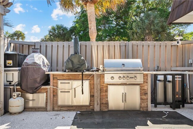 Building Photo - 6162 SE Riverboat Dr