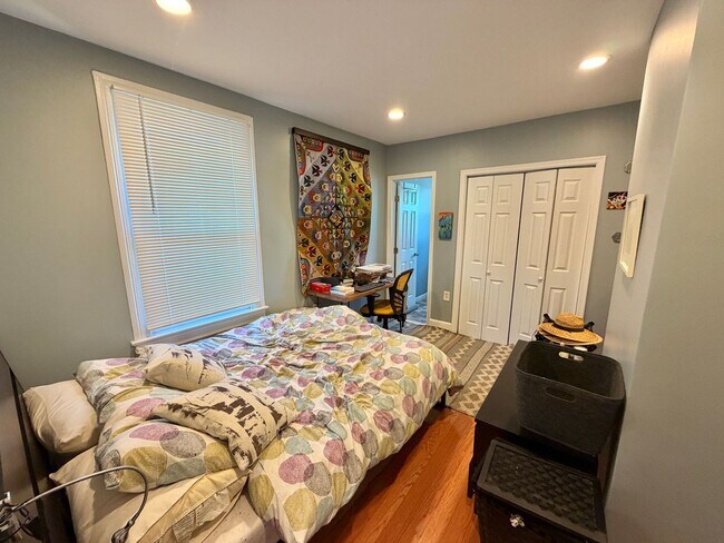 Building Photo - Beautiful Benning 3 Bedroom Renovated Bungalow Home with Yard, Parking, W/D.