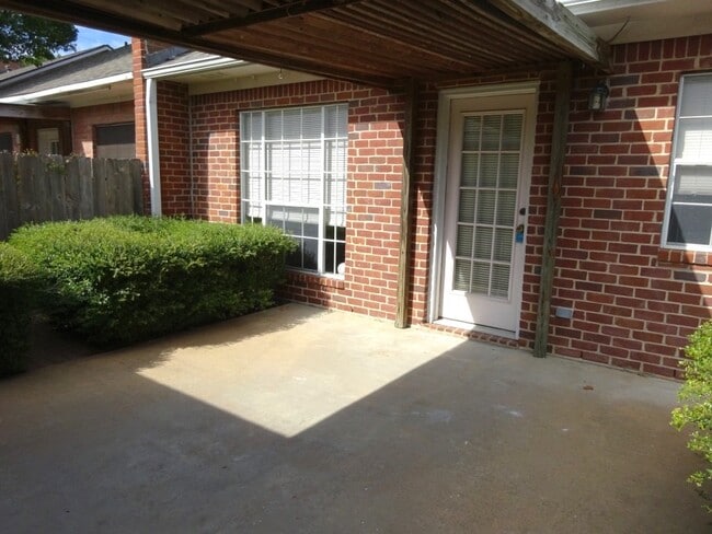 Building Photo - 2420 Stone Hollow Dr
