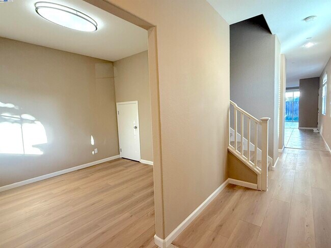 Building Photo - 137 W Questa Trail