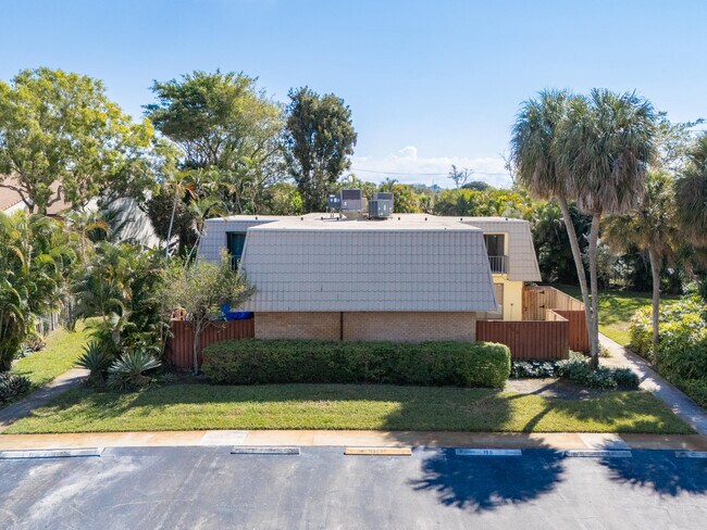 Building Photo - 1700 Embassy Dr