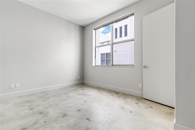 Building Photo - 721 SE 12th Ct