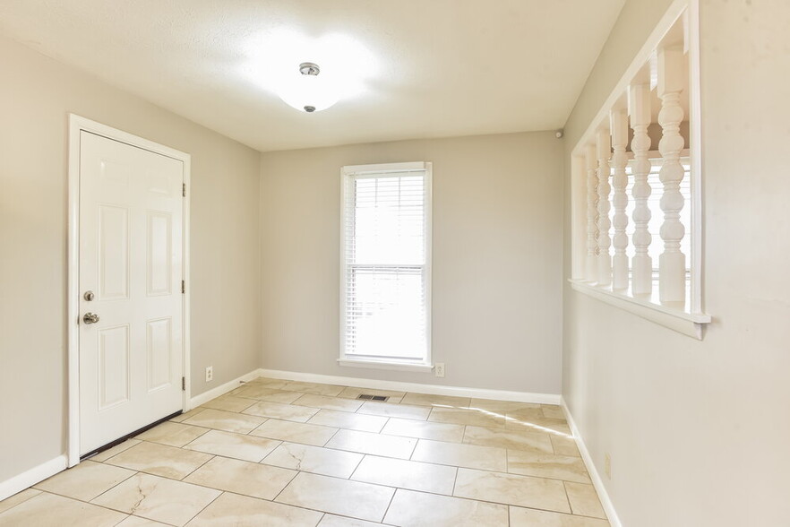 Building Photo - 702 Valley Green Dr