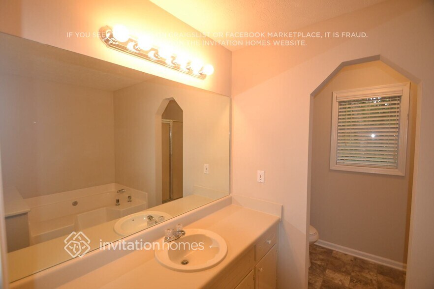 Building Photo - 2290 Castle Royale Dr