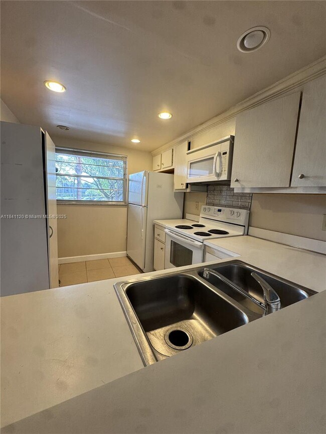 Building Photo - 1811 Sabal Palm Dr