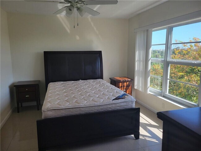 Building Photo - 3050 N Palm Aire Dr