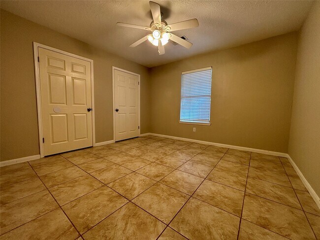 Building Photo - 10642 Royal Pines Dr