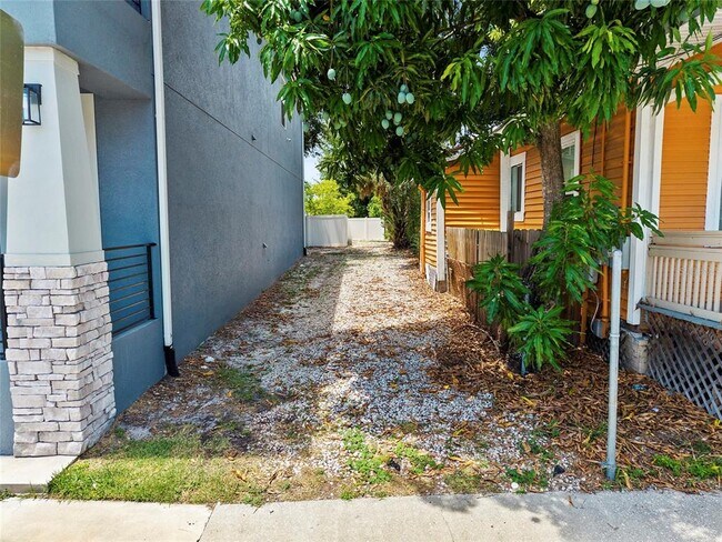 Building Photo - 2106 E 17th Ave