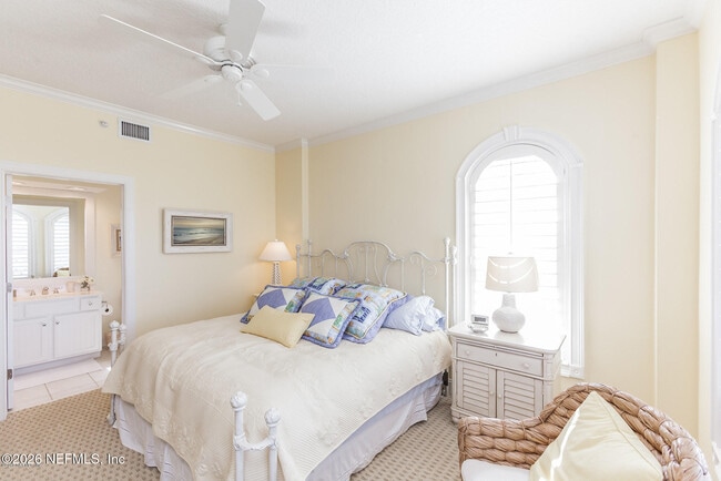 Building Photo - 120 Serenata Dr