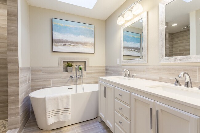 Building Photo - Gorgeous Lake Oswego Remodeled Cottage