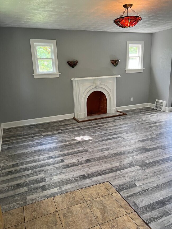 Building Photo - 3 bedroom/2 bath house