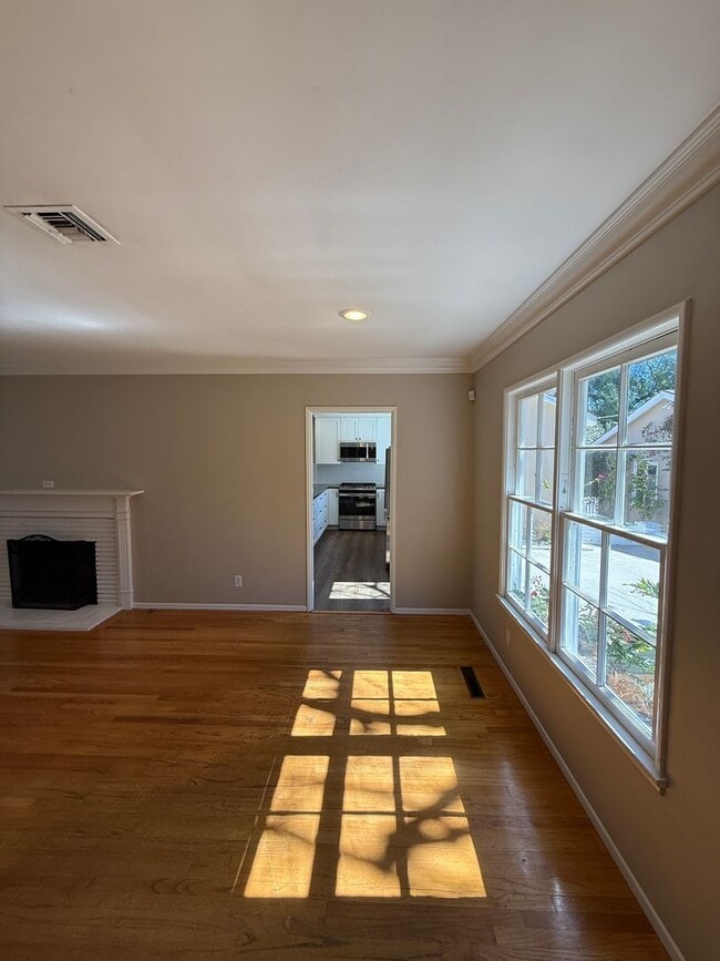 Building Photo - Beautiful, Ranch-Style, 4 Bedroom, 2 Bathroom Northridge Home Available For 1 Year Lease