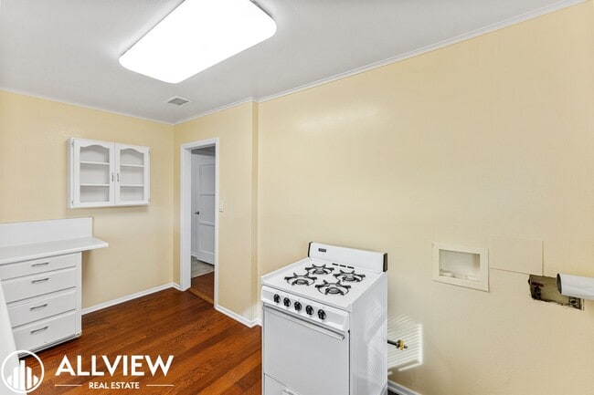 Building Photo - Charming 1-Bedroom Private Home with Backyard – 6-Month Lease with Month-to-Month Flexibility