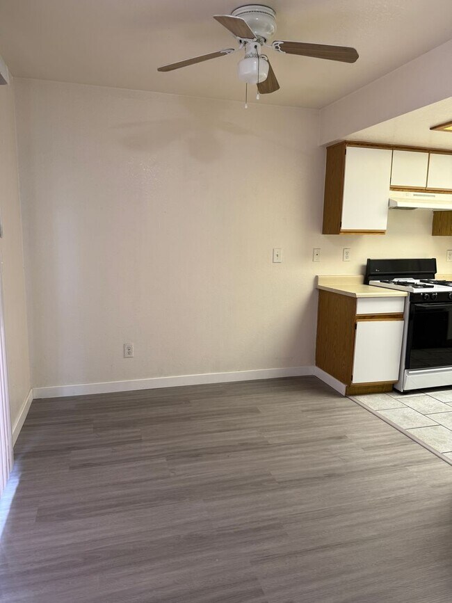 Building Photo - Nicely Redone Single Family Townhome