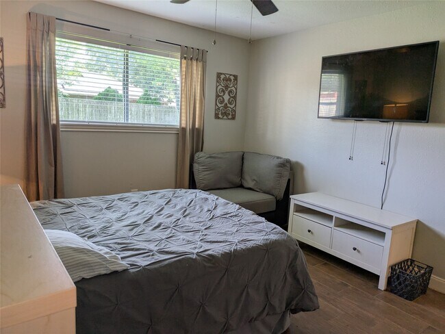 Building Photo - 5303 Lincoln Town Dr