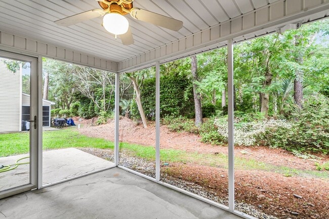 Building Photo - Spacious Townhome Prime Location!