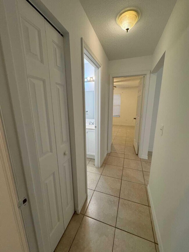 Building Photo - 865 17th Ln SW