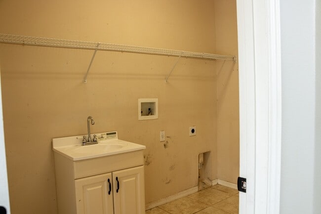 Building Photo - 1557 Amaryllis Cir