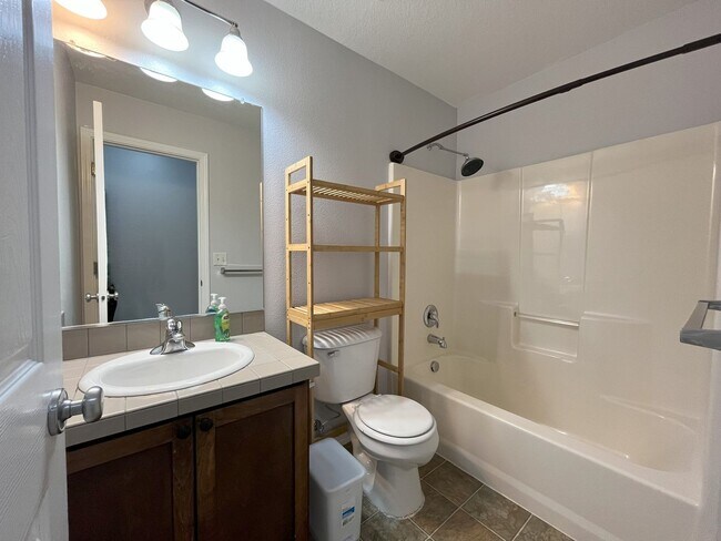 Building Photo - Charming 3-Bedroom Home with Open Layout, ...