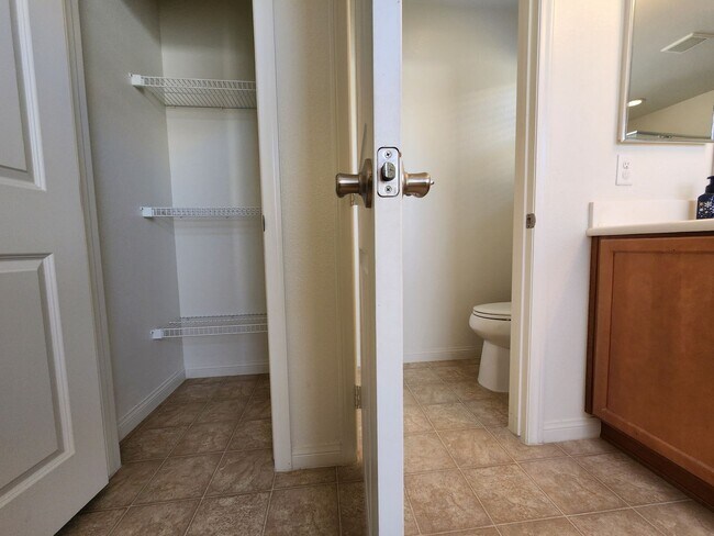 Building Photo - Lovely Two Story Home in Mountain Edge Community