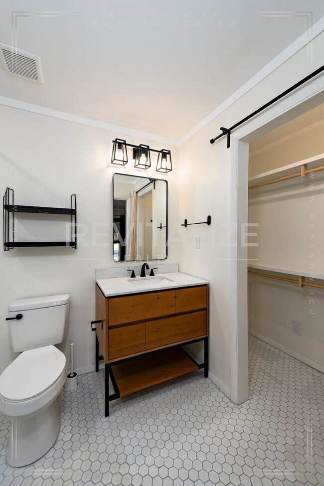 Building Photo - Beautifully Updated 3 Bed 2 Bath Home in D...