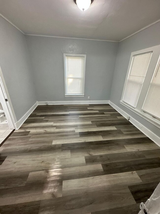 Building Photo - Fully Renovated 2/1 -Single Family Availab...