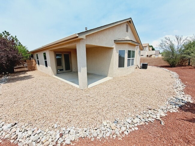 Building Photo - 4 bed home available in Huning Ranch!