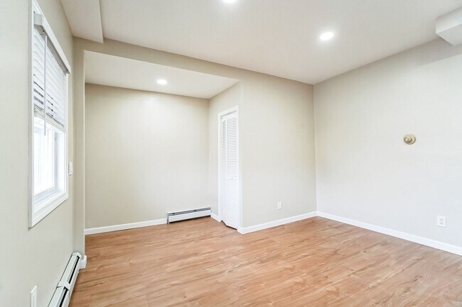 Building Photo - Completely Renovated Studio in Pawtucket