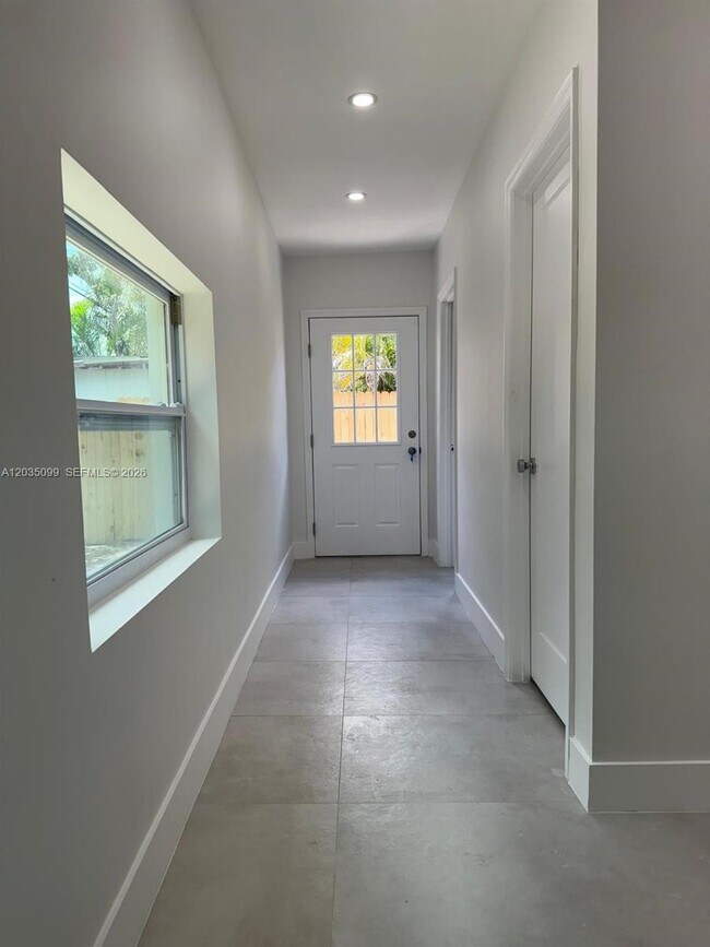 Building Photo - 4028 SW 49th Ct