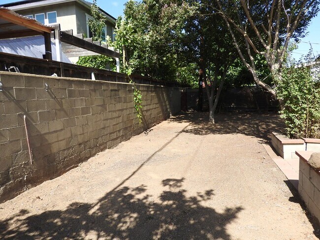 Building Photo - Large 3bd