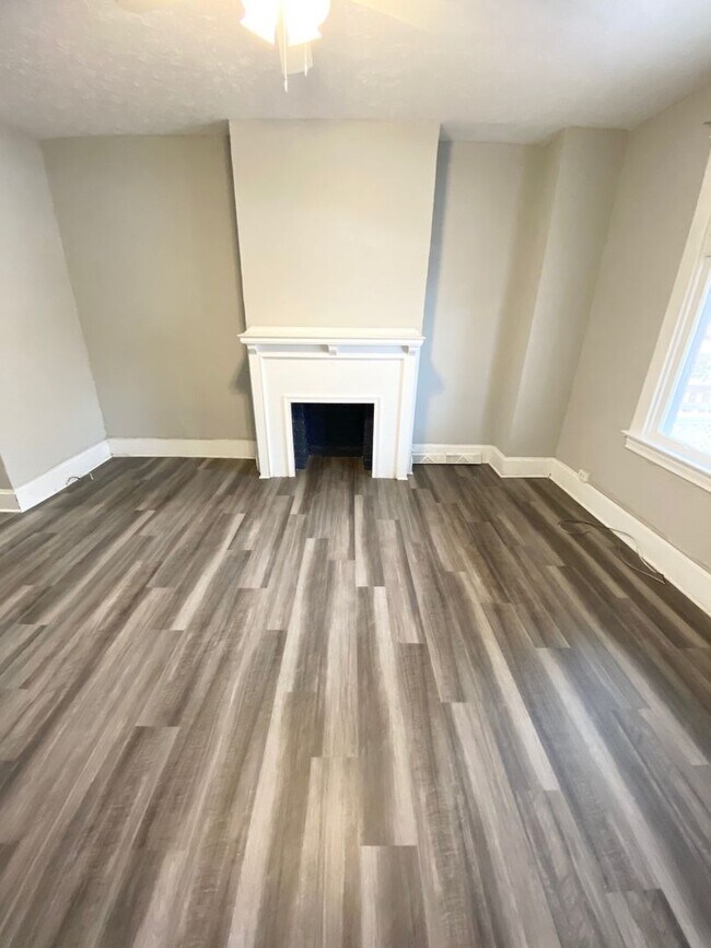 Building Photo - Newly Renovated 4 Bedroom, 1.5 Bathroom in...