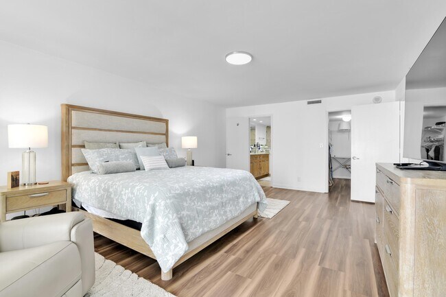 Building Photo - 1167 Hillsboro Mile