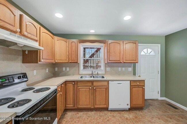 Building Photo - 28 Robin Ln