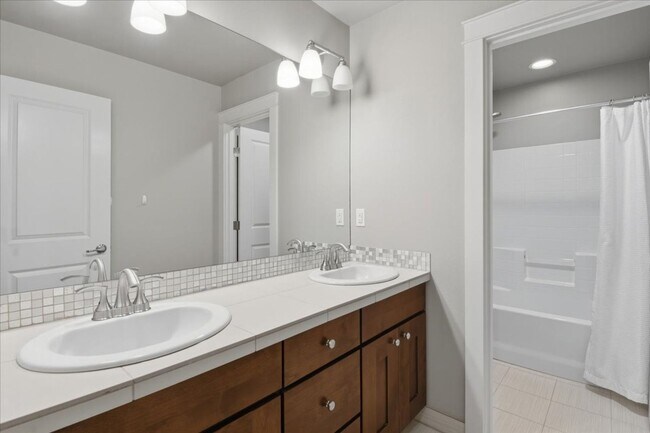 Building Photo - 4bd/4.5ba Sammamish Home