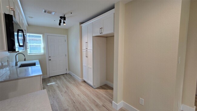 Building Photo - 7318 La Salette St