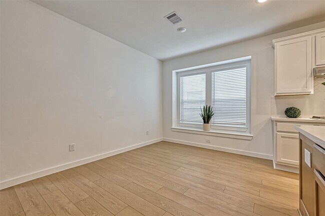 Building Photo - 323 Highland Bayou Dr