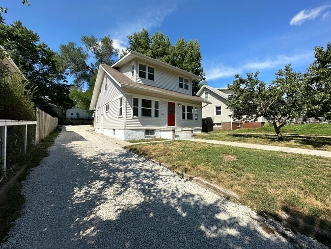 Building Photo - Updated 3 Bedroom 1,800 SQFT Home for Rent